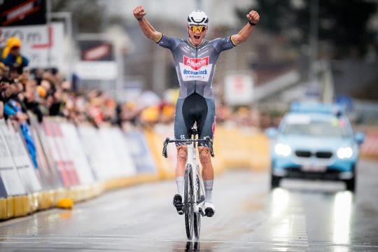 Der Niederländer Mathieu van der Poel jubelt, als er die Ziellinie überquert