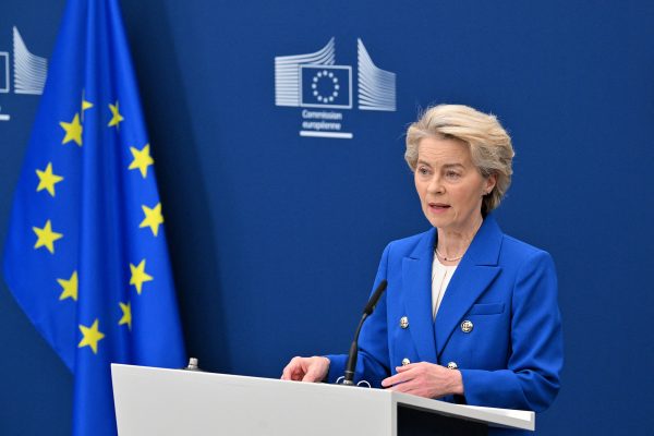 Ursula von der Leyen bei einem Pressestatement am Sitz der EU-Kommission