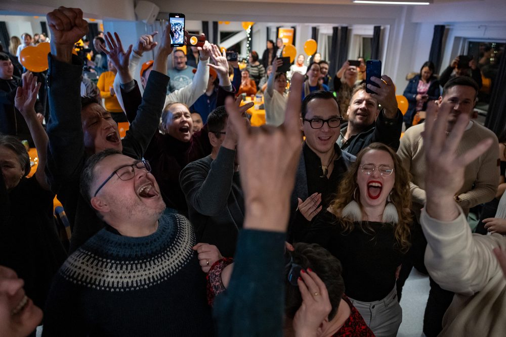 Nach Bekanntgabe der ersten Resultate bricht bei den Anhängern der Unabhängigkeitspartei Naleraq Jubel aus