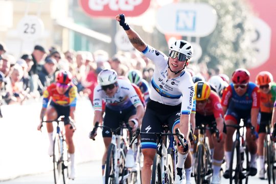 Die Niederländerin Lorena Wiebes gewinnt bei Classic Brügge-De Panne und reißt bei der Zieleinfahrt einen Arm in die Höhe