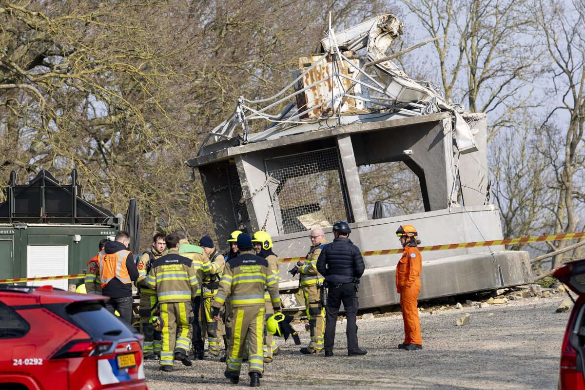 Rettungskräfte am Ort des Einsturzes des Wilhelmina-Aussichtsturms in Valkenburg im Süden der Niederlande