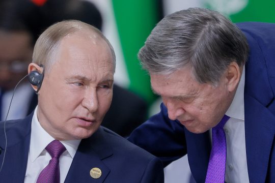 Russlands Präsident Wladimir Putin und sein außenpolitischer Berater Juri Uschakow