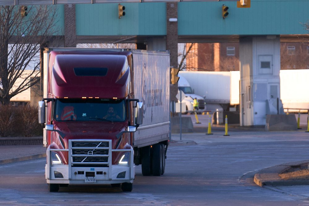 Ein roter Truck ist im Zollbereich am kanadisch-US-amerikanischen Grenzübergang Ambassador Bridge zu sehen