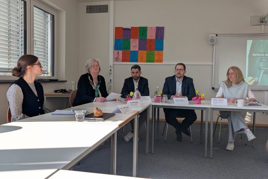 Anne-Sophie Pellegrin (Referentin an der AHS), Cornelia Keutgen (Direktorin AHS), Thomas Brüll (Verwaltungsratspräsident) Bildungsminister Jérôme Franssen sowie Céline Mattar (vlnr.) stellten die Reform vor