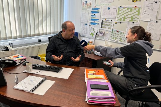 Journalist für einen Tag: Michael McCrea, der stellvertretende Direktor am KAE, im Interview mit Lena Stoffels