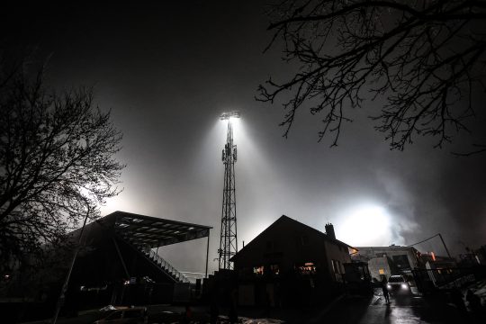Das AS-Stadion am Kehrweg bei Dunkelheit