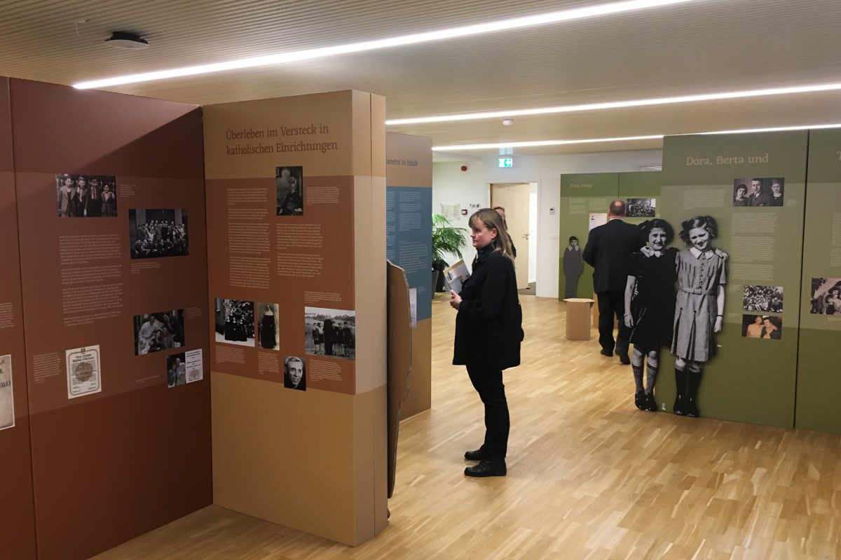 Ausstellung "Gerettet - auf Zeit" in Brüssel