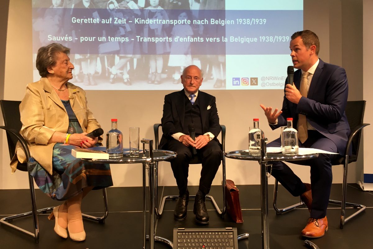 BRF-Direktor Alain Kniebs spricht mit Regina Sluszny und Adophle Nysenholc über ihre Zeit, als sie als jüdische Kinder bei belgischen Familien während der Nazi-Zeit versteckt wurden