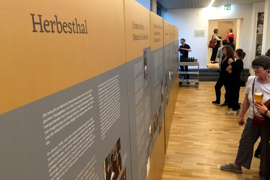 Ausstellung "Gerettet - auf Zeit" in Brüssel