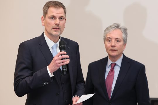 Der föderale Ombudsmann David Baele (l.) bei der Vorstellung des Jahresberichtes 2023