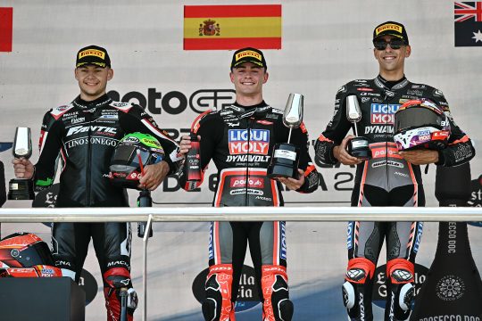 Barry Baltus, der Spanier Manuel Gonzalez und der Australier Senna Agius posieren auf dem Podium