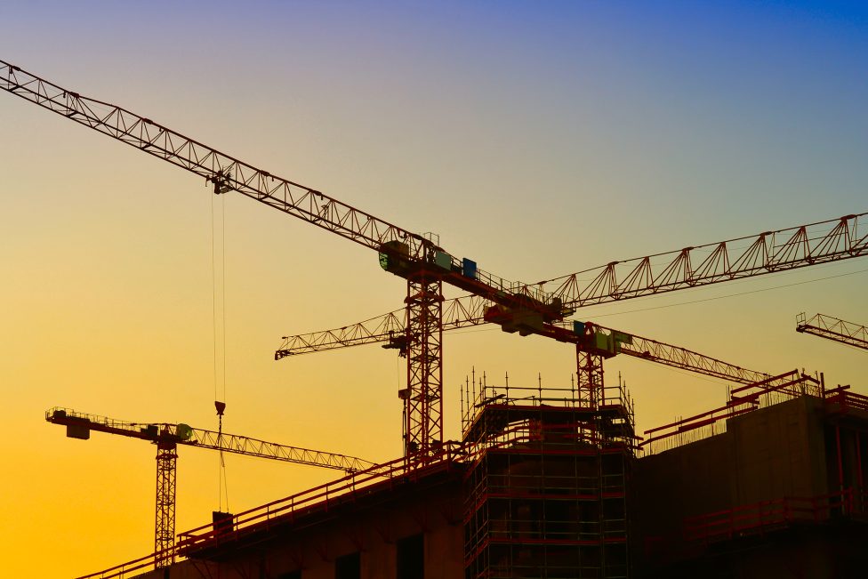 Baukräne auf einer Baustelle