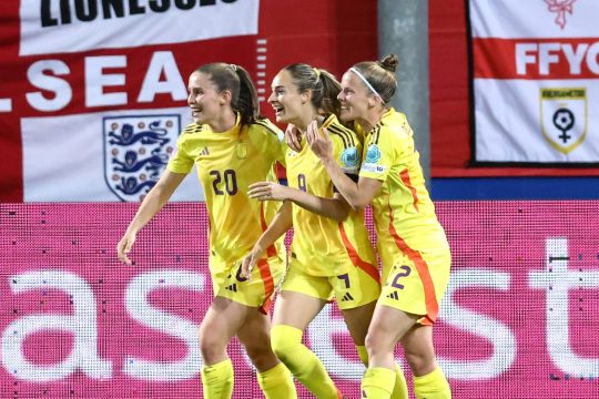 Die Red Flames jubeln nach einem Tor gegen England