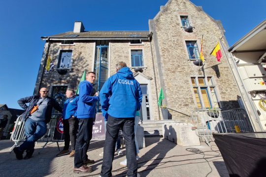 Gewerkschaftler vor dem Rathaus von Bièvre