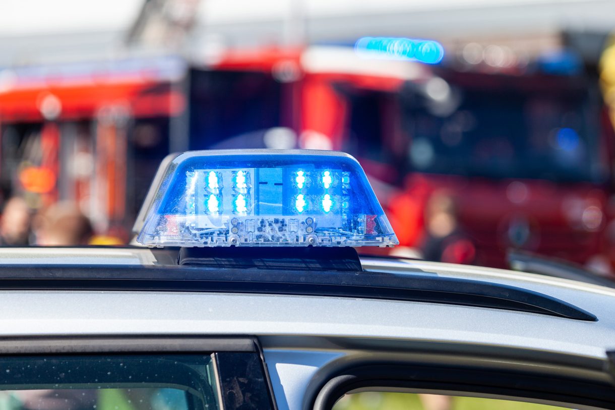 Blaulicht auf Polizeifahrzeug und Feuerwehrauto im Hintergrund