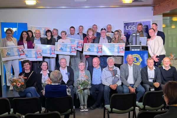 Vertreter der Hilfsorganisationen und die Veranstalter des Benefiz-Marathons