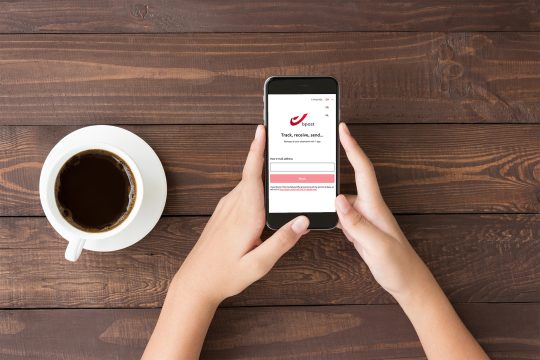 Smartphone mit der Startseite der Bpost-App