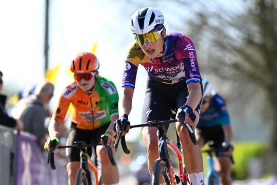 Mischa Bredewold (r.) feiert beim Amstel Gold Race einen Überraschungssieg