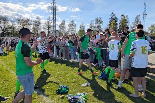 Spieler und Fans des KFC Büllingen freuen sich über den Klassenerhalt