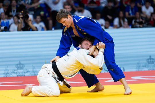 Matthias Casse hat den Italiener Antonio Esposito zu Fall gebracht