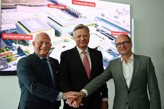 Jean-Luc Crucke, Arnaud Feist und Ben Weyts nach der Pressekonferenz zu den Investitionen am Brussels Airport