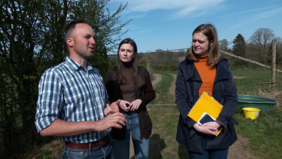 Landwirt Michaël Rood, Bürgermeisterin Victoria Vandeberg und Ministerin Anne-Catherine Dalcq