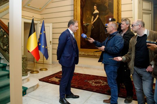 Premier Bart De Wever steht der Presse nach der Einigung zum Osterabkommen Rede und Antwort