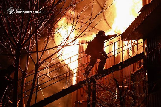 Löscharbeiten nach dem russischen Drohnenangriff auf Dnipro