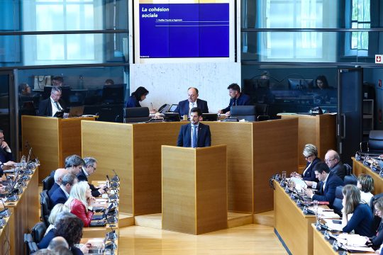 Dolimont am Rednerpult im Regionalparlament in Namur