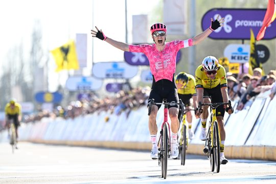 Neilson Powless überquert die Ziellinie vor den drei Fahrern von Team Visma-Lease a Bike