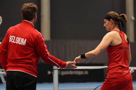 Billie Jean King Cup: Teamkapitän Wim Fissette und Greet Minnen klatschen sich ab