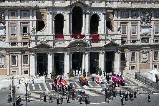 Letzte Reise: Der Sarg von Papst Franziskus auf dem Weg in die Basilika Santa Maria Maggiore