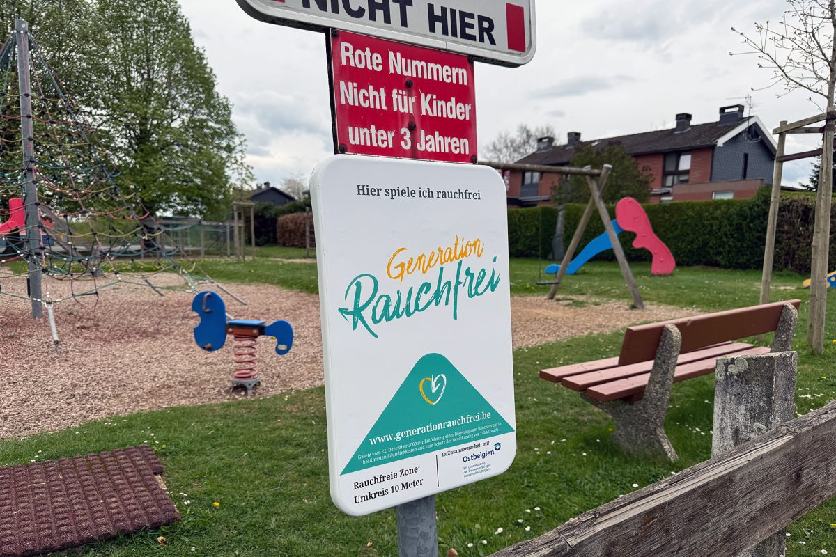 Schild des Projekts "Generation Rauchfrei" am Spielplatz in Raeren