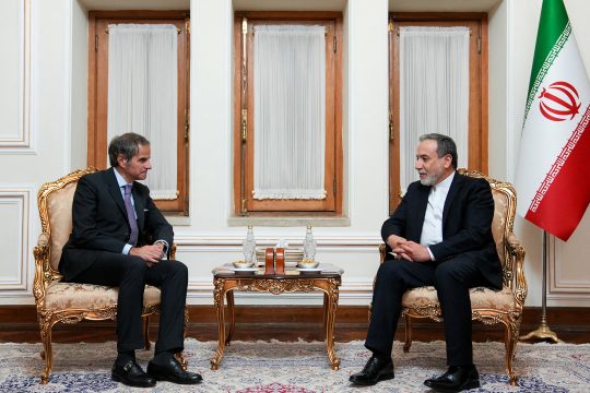 Treffen zwischen dem iranischen Außenminister Abbas Araghchi (r.) und IAEA-Direktor Rafael Grossi