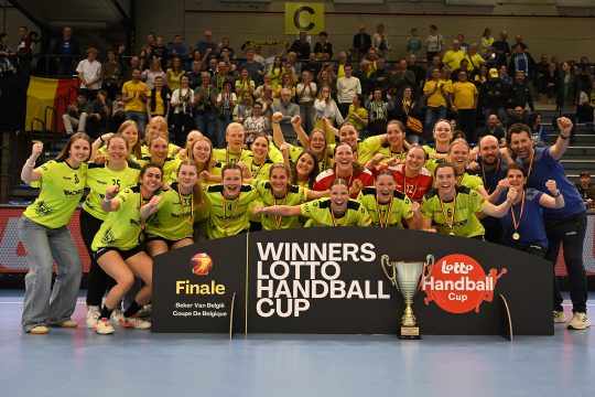 Die Handballerinnen von Sint-Truiden feiern den dritten Pokalsieg in Serie