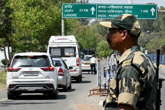 Ein indischer Grenzbeamter steht am indisch-pakistanischen Grenzübergang Attari-Wagah Wache