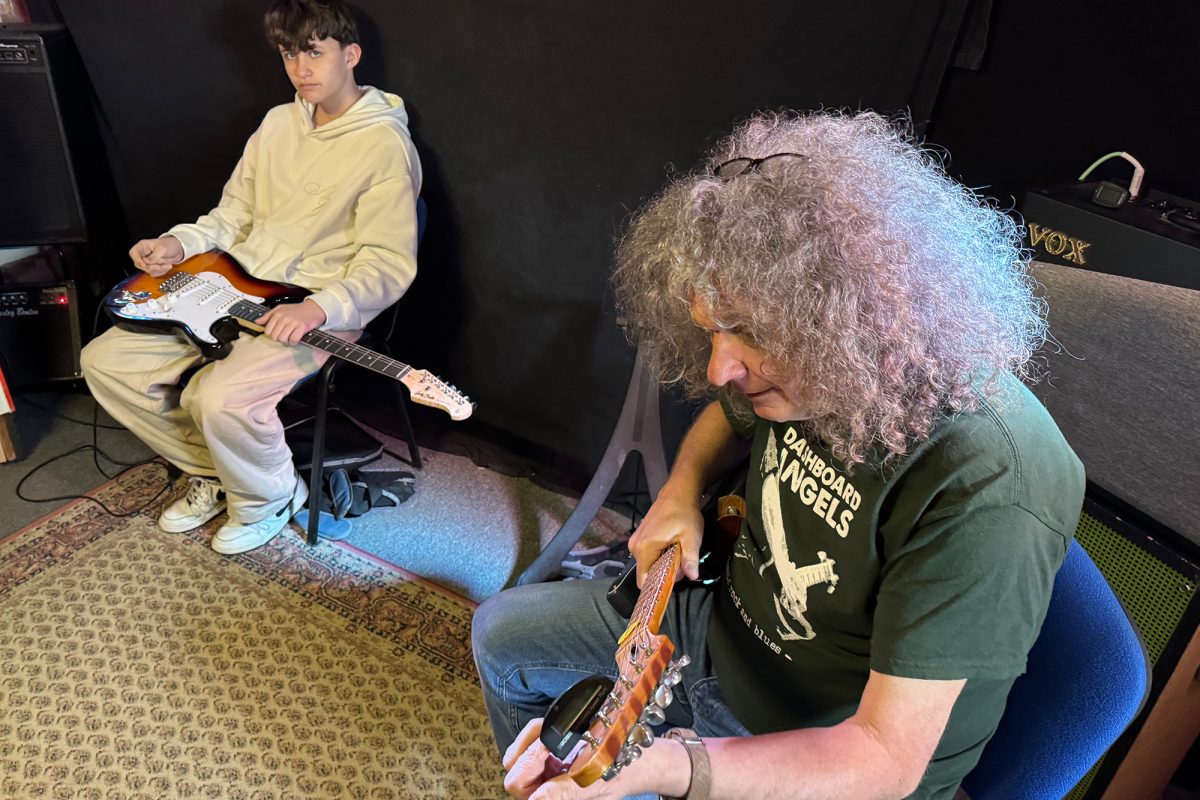 Gitarrenunterricht mit Musikcoach Skoob im Jugendtreff Inside Eynatten