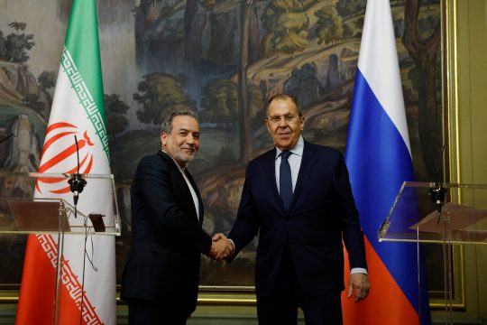 Irans Außenminister Abbas Araghtschi mit seinem russischen Amtskollegen Sergej Lawrow