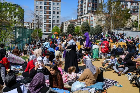Einwohner, die ihre Häuser verlassen haben, warten auf einem Spielplatz in einem Park