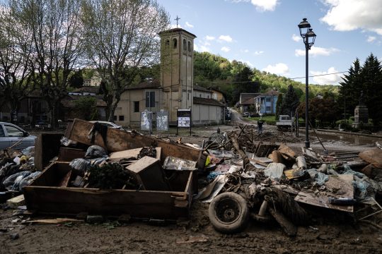 Müllberg nach dem Unwetter in Monteu da Po in der Nähe von Turin