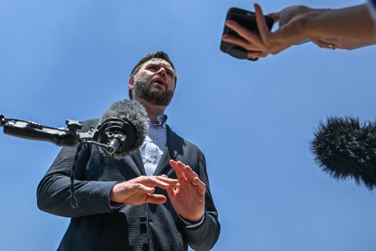 US-Vizepräsident JD Vance wird von Journalisten interviewt