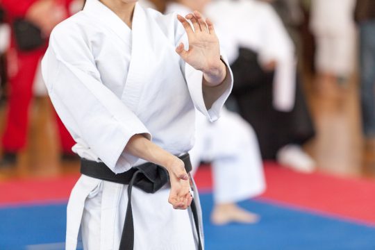 Junge Frau beim Karate-Training