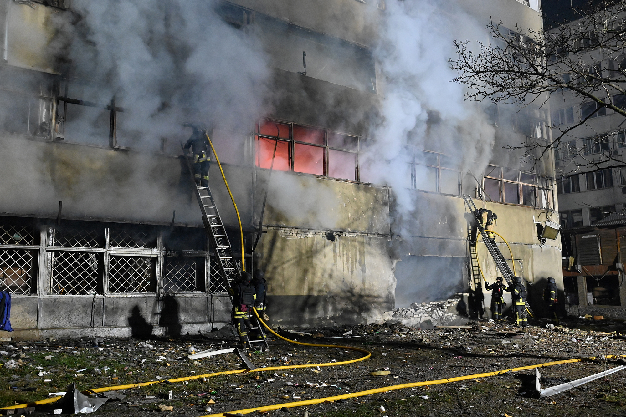 Verletzte-nach-russischem-Bombenangriff-auf-Charkiw