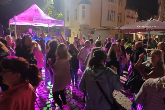 DJ Günni legt an der Klötzerbahn auf