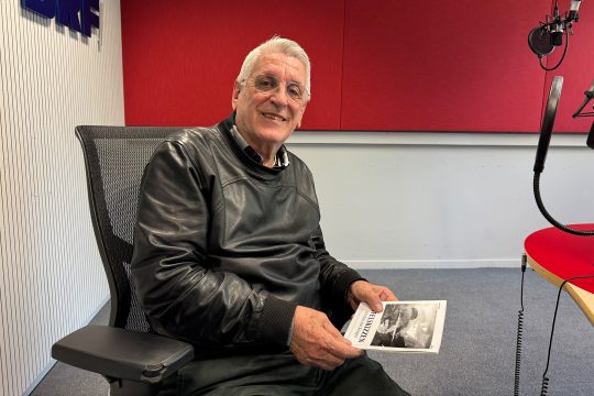 Autor Kurt Heinen im BRF-Studio mit dem Buch "Eifelskizzen zwischen den Kriegen" in den Händen