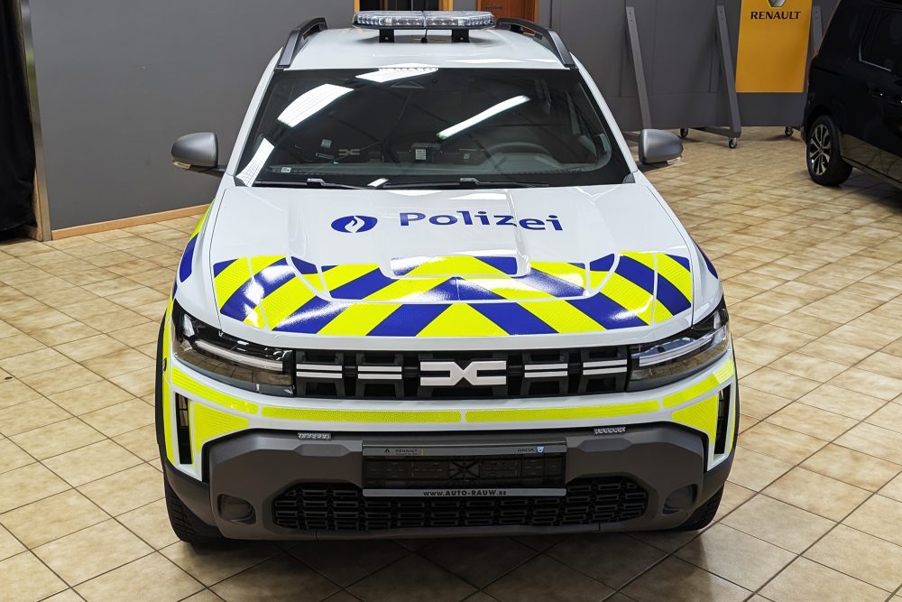 Der Dacia für die Polizeizone Eifel bekommt ein Battenburg-Striping