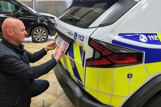 Der Dacia für die Polizeizone Eifel bekommt ein Battenburg-Striping