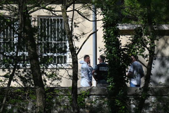 Forensiker und französische Gendarmen stehen vor der Moschee von La Grand-Combe