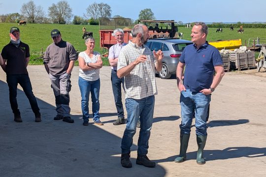 Landwirt Michael Dahlen und DG-Ministerpräsident Oliver Paasch