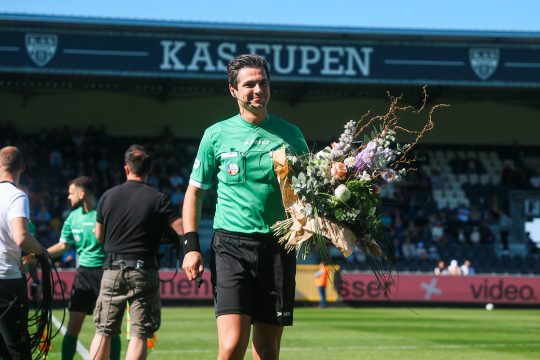 Blumen für Laurent Willems bei seinem letzten Spiel als Feldschiedsrichter